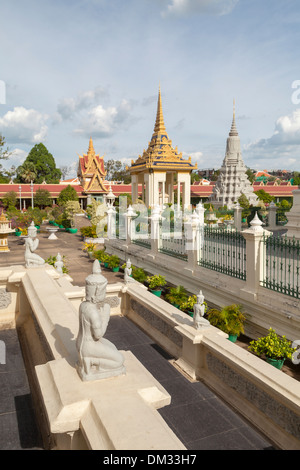 Inginocchiarsi di statue che ornano il Mondapa o Biblioteca Reale, Palazzo reale di Phnom Penh, Cambogia Foto Stock