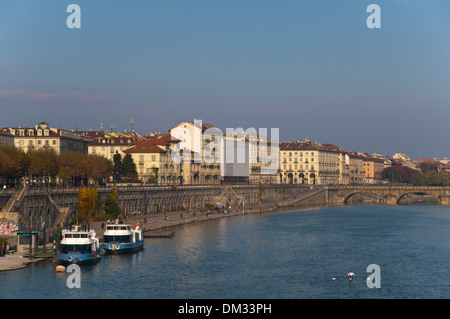 I Murazzi del Po lungofiume centrale città di Torino Piemonte Italia del nord Europa Foto Stock