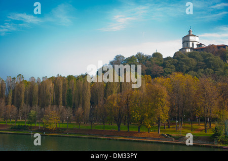 Giardino Ginzburg park e il Monte dei Cappuccini hill dal fiume Po centrale città di Torino Piemonte Italia del nord Europa Foto Stock