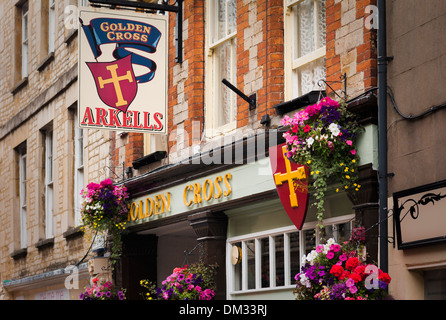 ARKELLS GOLDEN CROSS public house a Cirencester Inghilterra REGNO UNITO Foto Stock