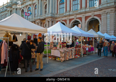 Abbigliamento bancarelle di piazza Carlo Alberto piazza centrale della città di Torino Piemonte Italia del nord Europa Foto Stock