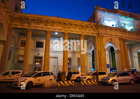 I taxi a Piazza Aqcuaverde davanti alla stazione stazione ferroviaria Principe di Genova regione Liguria Italia Europa Foto Stock