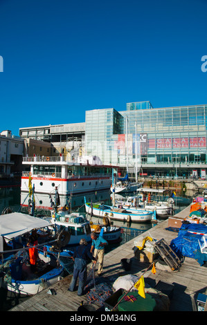 I pescatori del Porto Antico il porto antico di Genova regione Liguria Italia Europa Foto Stock