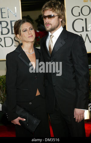 Gen 20, 2002 - 59TH GOLDEN AWARDS.Presso il Beverly Hilton Hotel di Beverly Hills CA..Jennifer Aniston e il marito BRAD PITT. FITZROY BARRETT / 1-20 -2002 K23865FB (D)(Immagine di credito: © Globo foto/ZUMAPRESS.com) Foto Stock