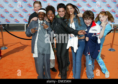 Apr. 20, 2002 - Los Angeles, California - NICKELODEON'S 2002 KIDS Choice Awards.A BARKER HANGER SANTA MONICA, CA.TUTTO QUESTO CAST. FITZROY BARRETT / 4-20-2002 K24799FB (D)(Immagine di credito: © Globo foto/ZUMAPRESS.com) Foto Stock