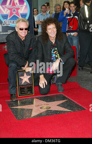 18 ottobre 2002 - Hollywood, California - QUEEN I membri della band Brian May e Roger Taylor..GRUPPO ROCK REGINA ONORATO CON A.star di Hollywood in Hollywood, CA. FITZROY BARRETT / 10-18-2002 K26840FB (D)(Immagine di credito: © Globo foto/ZUMAPRESS.com) Foto Stock