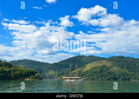 Sud America, Brasile, Paraty, nave, vela, acqua mare, bay, colline, tropicale e del paesaggio Foto Stock