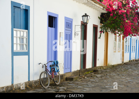 Sud America Brasile Paraty storiche case di riga strada di ciottoli pietra coloniale architettura portoghese bloom città tropicale n. Foto Stock