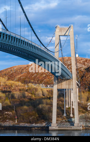 Automobile di cavo alloggiato ponte in città Rorvik, Norvegia Foto Stock