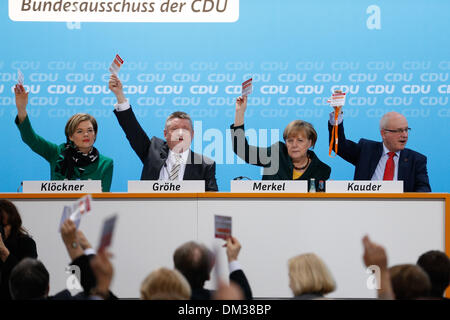 Berlino, Germania. Il 9 dicembre, 2013. CDU viene fornito insieme a Berlino per discutere il contratto di coalizione tra CSU/CDU e il DOCUP. / Immagine: CDU dicono sì al contratto di coalizione.Foto: Reynaldo Paganelli/NurPhoto © Reynaldo Paganelli/NurPhoto/ZUMAPRESS.com/Alamy Live News Foto Stock