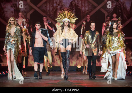 I vestiti show dal vivo. Modelli di moda il principale teatro di moda passerella abiti durante la visualizzazione live, NEC, Birmingham, Regno Unito. Il 10 dicembre 2013. Credito: Antony ortica/Alamy Live News Foto Stock