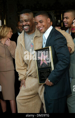 Gen 17, 2002 - Cuba Gooding JR. .Onorato con Hollywood Walk of Fame STAR.Cuba Gooding JR. E il suo papà Cuba Gooding . FITZROY BARRETT / 1-17 -2002 K23830FB (D)(Immagine di credito: © Globo foto/ZUMAPRESS.com) Foto Stock