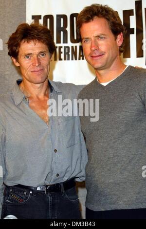 Sett. 8, 2002 - Toronto, Canada - AUTO FOCUS CONFERENZA STAMPA.A TORONTO INTERNATIONAL FILM FESTIVAL.AL FOUR SEASONS HOTEL A TORONTO IN CANADA.Willem Dafoe e co-STAR Greg Kinnear. FITZROY BARRETT / 9-8-2002 K26026FB (D)(Immagine di credito: © Globo foto/ZUMAPRESS.com) Foto Stock