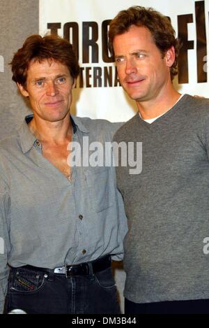 Sett. 8, 2002 - Toronto, Canada - AUTO FOCUS CONFERENZA STAMPA.A TORONTO INTERNATIONAL FILM FESTIVAL.AL FOUR SEASONS HOTEL A TORONTO IN CANADA.Willem Dafoe e co-STAR Greg Kinnear. FITZROY BARRETT / 9-8-2002 K26026FB (D)(Immagine di credito: © Globo foto/ZUMAPRESS.com) Foto Stock