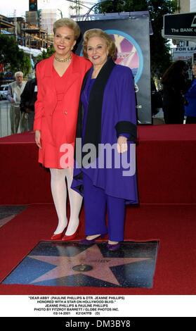 Febbraio 14, 2001 - ''DEAR ABBY (PAULINE PHILLIPS & DTR. JEANNE PHILLIPS).onorato con una stella sulla Hollywood Blvd.''.JEANNE PHILLIPS & PAULINE Phillips. FITZROY BARRETT / 2-14-2001 K21047FB (D)(Immagine di credito: © Globo foto/ZUMAPRESS.com) Foto Stock