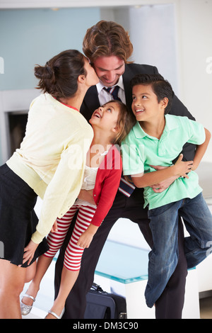 Il messaggio di saluto della famiglia padre al ritorno dal lavoro Foto Stock