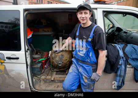 Norimberga, Germania. Undicesimo Dec, 2013. Bomb Disposal expert Michael Weiss sorge accanto ad una diffusa bomba aerea in Nuremberg, Germania, 11 dicembre 2013. Più di una dozzina di edifici commerciali e residenziali vicino stazione centrale sono stati evactuated perché una bomba aerea dalla Seconda Guerra Mondiale sarà diffusa questa mattina. Foto: DANIEL KARMANN/dpa/Alamy Live News Foto Stock