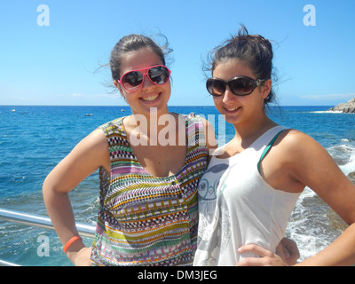 Donna, ragazza, adolescente, mare, Tenerife, Isole canarie, Spagna, Europeo, occhiali da sole, donne, due ridere Foto Stock