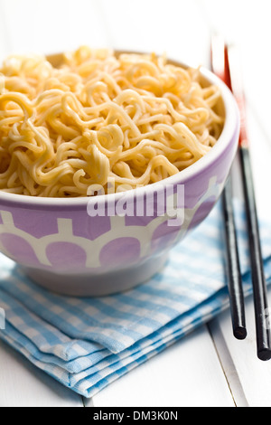 Bollito di noodle cinesi con bacchette Foto Stock