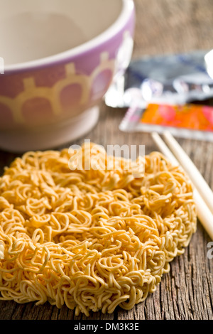 Secca tagliatelle cinesi sul tavolo di legno Foto Stock