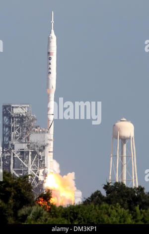 La NASA ha lanciato la Ares 1-X a razzo dalla piazzola di lancio 39B al Kennedy Space Center. (Credito Immagine: © Don Montague/Southcreek globale/ZUMApress.com) Foto Stock