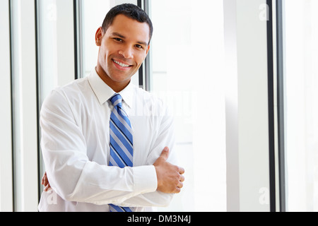 Ritratto di imprenditore sorridente in ufficio Foto Stock