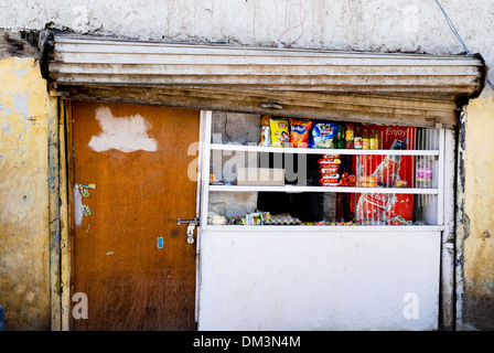 Ladakh, India - 12 Luglio 2009: il finestrino e la porta di ingresso di un vecchio negozio di alimentari in Leh, Foto Stock