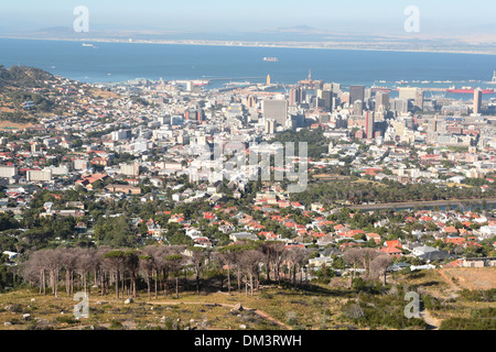 Vista aerea di Cape Town central business district con Table Bay in background, visto dalle pendici del monte Table Foto Stock