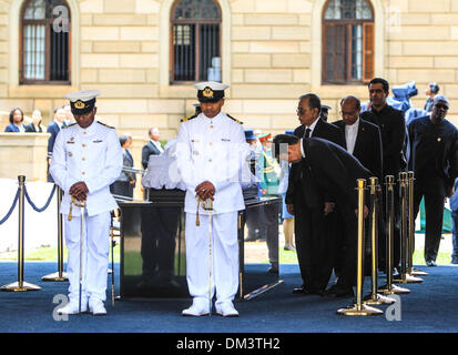 Pretoria, Sud Africa. Undicesimo Dec, 2013. Chinese Vice Presidente Li Yuanchao (anteriore, R), il rappresentante speciale del Presidente cinese Xi Jinping, rispetta alla bara dell ex presidente sudafricano Nelson Mandela a l'Unione degli edifici a Pretoria, Sud Africa, a Dic. 11, 2013. Credito: Meng Chenguang/Xinhua/Alamy Live News Foto Stock