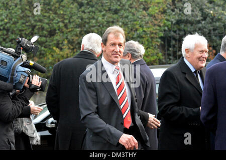 Altrincham, Cheshire, Regno Unito. 11 dicembre 2013. Alan Gowling, ex Bolton Wanderers, Newcastle United e Manchester United player assiste al funerale di Bill Foulkes, morto il 25 novembre. Bill è stato uno dei Busby Babes, sopravvissuto il monaco di baviera incidente aereo nel febbraio del 1958 è stato il capitano e giocato 688 volte per il Manchester United. Bill Foulkes funerale Altrincham Cheshire 11 dicembre 2013 Credit: Giovanni friggitrice/Alamy Live News Foto Stock