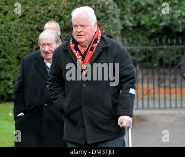 Altrincham, Cheshire, Regno Unito. 11 dicembre 2013. Un ventilatore di Manchester United assiste al funerale di Bill Foulkes, morto il 25 novembre. Bill è stato uno dei Busby Babes, sopravvissuto il monaco di baviera incidente aereo nel febbraio del 1958 è stato il capitano e giocato 688 volte per il Manchester United. Bill Foulkes funerale Altrincham Cheshire 11 dicembre 2013 Credit: Giovanni friggitrice/Alamy Live News Foto Stock