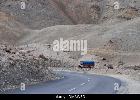 Ladakh, India - 14 Luglio 2009: un colorato camion corre sulle strade tortuose del Ladakh Foto Stock