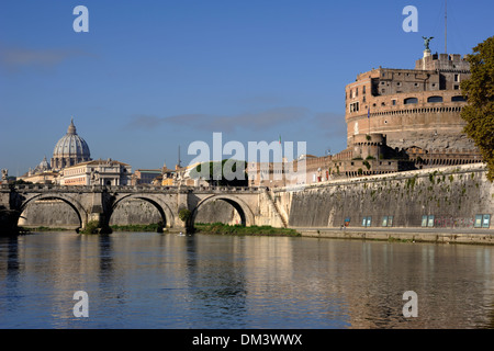 Italia, Roma, Tevere, Castel Sant'Angelo, ponte e basilica di San Pietro Foto Stock