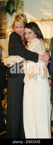 Ottobre 10, 2002 - Beverly Hills, la California - Melanie Griffith e Penelope Cruz..Premere il tasto Conferenza per il lancio del ramo di noi.DELLA FONDAZIONE SABERA.tenutosi a CAA UFFICIO A BEVERLY HILLS, CA. FITZROY BARRETT / 10-10-2002 K26616FB (D)(Immagine di credito: © Globo foto/ZUMAPRESS.com) Foto Stock