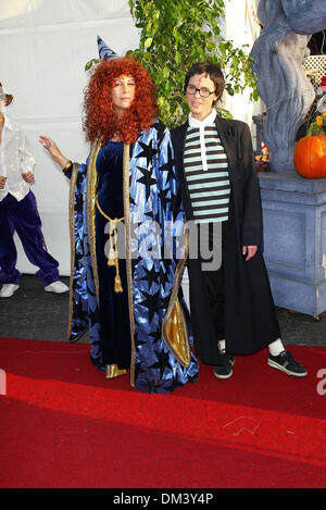 Ottobre 26, 2002 - Santa Monica, California - Jamie Lee Curtis e sorella KELLY..9TH Annuale sogno HALLOWEEN LOS ANGELES.a favore dei bambini colpiti da AIDS Foundation.A BARKER HANGER SANTA MONICA AIRPORT, CA. FITZROY BARRETT / 10-26-2002 K26858FB (D)(Immagine di credito: © Globo foto/ZUMAPRESS.com) Foto Stock