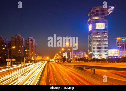 Beijng Skyline con traffico occupato e percorsi leggeri attraverso il centro della città, Pechino, Repubblica popolare cinese, RPC, Asia Foto Stock