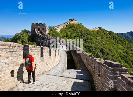 Donna passeggiate turistiche sulla Grande Muraglia della Cina, Sito Patrimonio Mondiale dell'UNESCO, Mutianyu, Distretto di Pechino, Cina, Asia Foto Stock