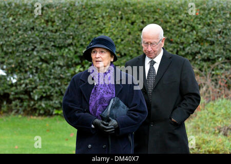 Altrincham, Cheshire, Regno Unito. 11 dicembre 2013. Sir Bobby Charlton e sua moglie, Norma, partecipare ai funerali di Bill Foulkes, morto il 25 novembre. Bill è stato uno dei Busby Babes, sopravvissuto il monaco di baviera incidente aereo nel febbraio del 1958 è stato il capitano e giocato 688 volte per il Manchester United. Bill Foulkes funerale Altrincham Cheshire 11 dicembre 2013 Credit: Giovanni friggitrice/Alamy Live News Foto Stock