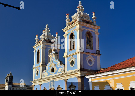 Il Brasile, Bahia: campanili della storica 'slave' Igraja chiesa di Nossa Senhora do Rosario dos Pretos in Salvador da Bahia Foto Stock