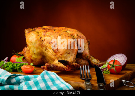 Ancora in vita con tradizionali fatti in casa pollo alla griglia su un piatto di legno Foto Stock