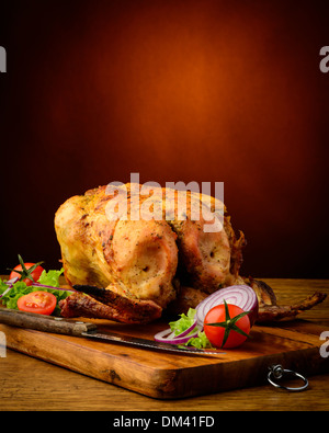 Ancora vita con tradizionale pollo alla griglia su un piatto di legno Foto Stock