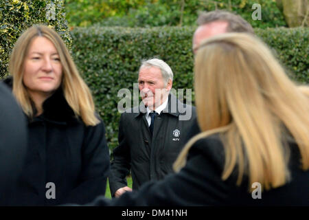 Altrincham, Cheshire, Regno Unito. 11th dicembre 2013. Paddy Crand, ex giocatore del Manchester United, partecipa ai funerali di Bill Foulkes, morto il 25th novembre. Bill era uno dei Busby Babes, che sopravvisse all'incidente aereo di Monaco nel febbraio 1958, era capitano e giocò 688 volte per il Manchester United. La famiglia e gli amici partecipano al servizio funerario. Bill Foulkes Funeral Altrincham Cheshire 11 dicembre 2013 Credit: John Fryer/Alamy Live News Foto Stock