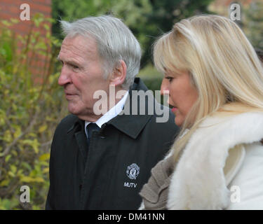 Altrincham, Cheshire, Regno Unito. 11 dicembre 2013. Paddy Crerand, ex Manchester United player, assiste al funerale di Bill Foulkes, morto il 25 novembre. Bill è stato uno dei Busby Babes, sopravvissuto il monaco di baviera incidente aereo nel febbraio del 1958 è stato il capitano e giocato 688 volte per il Manchester United. Bill Foulkes funerale Altrincham Cheshire 11 dicembre 2013 Credit: Giovanni friggitrice/Alamy Live News Foto Stock