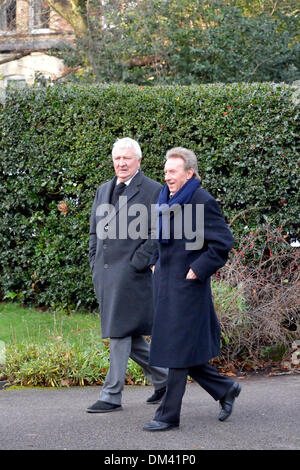 Altrincham, Cheshire, Regno Unito. 11 dicembre 2013. Dennis diritto, ex Manchester United player e Mike Summerbee, ex Manchester City player ai funerali di Bill Foulkes, morto il 25 novembre. Bill è stato uno dei Busby Babes, sopravvissuto il monaco di baviera incidente aereo nel febbraio del 1958 è stato il capitano e giocato 688 volte per il Manchester United. Bill Foulkes funerale Altrincham Cheshire 11 dicembre 2013 Credit: Giovanni friggitrice/Alamy Live News Foto Stock