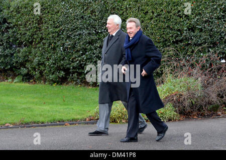 Altrincham, Cheshire, Regno Unito. 11 dicembre 2013. Denis diritto, ex Manchester United player e Mike Summerbee, ex Manchester City player ai funerali di Bill Foulkes, morto il 25 novembre. Bill è stato uno dei Busby Babes, sopravvissuto il monaco di baviera incidente aereo nel febbraio del 1958 è stato il capitano e giocato 688 volte per il Manchester United. Bill Foulkes funerale Altrincham Cheshire 11 dicembre 2013 Credit: Giovanni friggitrice/Alamy Live News Foto Stock