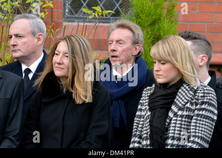 Altrincham, Cheshire, Regno Unito. 11 dicembre 2013. Denis diritto, ex Manchester United player, assiste al funerale di Bill Foulkes, morto il 25 novembre. Bill è stato uno dei Busby Babes, sopravvissuto il monaco di baviera incidente aereo nel febbraio del 1958 è stato il capitano e giocato 688 volte per il Manchester United. Bill Foulkes funerale Altrincham Cheshire 11 dicembre 2013 Credit: Giovanni friggitrice/Alamy Live News Foto Stock