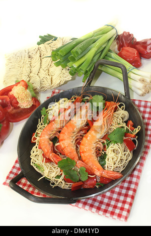 Black Tiger gamberi sulle mie Tagliatelle con verdure Foto Stock