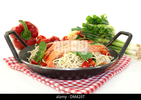 Black Tiger gamberi sulle mie Tagliatelle con verdure Foto Stock