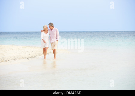 Romantico coppia Senior camminando sulla bella spiaggia tropicale Foto Stock