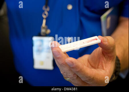 Agosto 27, 2013 - Atlanta, Georgia, Stati Uniti d'America - 27 agosto 2013, Atlanta, Georgia - Membri del Centro per il controllo delle malattie (CDC) malaria unità lavorano nella diagnostica rapida lab sul campus di CDC. Da prove e classificazione delle piccole un rapido test diagnostico (RDT) unità utilizzate per diagnosticare la malaria, il team ha contribuito a portare una misura di controllo della qualità tutto il settore di RST. (Credito Immagine: © David Snyder/ZUMAPRESS.com) Foto Stock